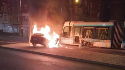 Ils percutent le tramway T3a qui déraille : la voiture prend feu
