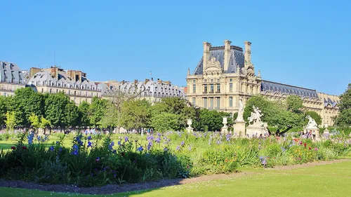La flamme olympique installée au cœur de Paris