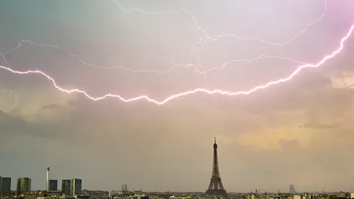 Orage de grêle : les images impressionnantes d’un avion foudroyé...