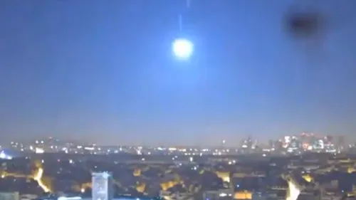 Un petit météore se désintègre dans le ciel au-dessus de Paris (vidéo)