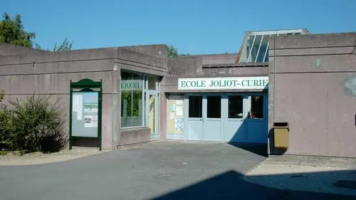 Trois enfants légèrement blessés par des tirs dans la cour de...