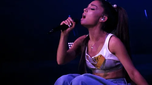 Ariana Grande révèle six nouveaux titres	