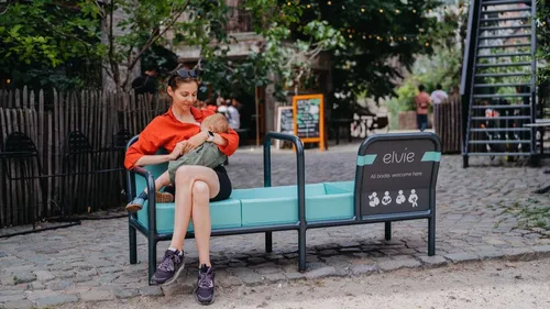 Briser un tabou : un banc d’allaitement est installé à Paris