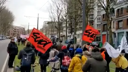 Manifestation sauvage : des profs défilent sur les rails du tram...