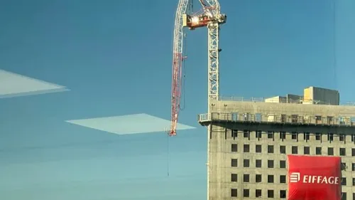 Une grue menace de s’effondrer depuis le toit de tour Hopen à La...