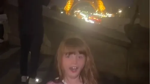 Son papa lui fait croire qu’elle allume la Tour Eiffel (vidéo)
