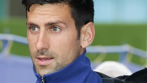 Paris : Novak Djokovic aide une dame dans le parc de Bercy (Vidéo)