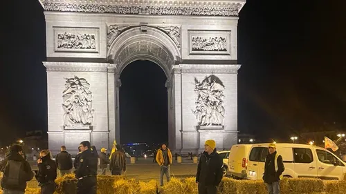 Bottes de paille et tracteurs sous l’arc de Triomphe