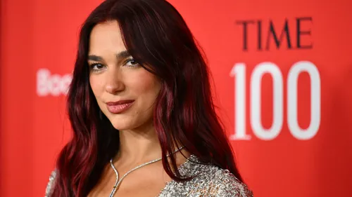 En concert à Madrid, Dua Lipa reprend Enrique Iglesias et Manu Chao