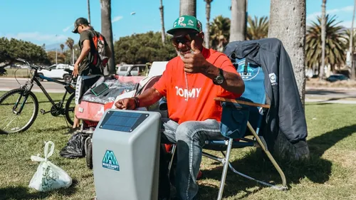 Un sac à dos équipé de panneaux solaire pour aider les sans-abri à...