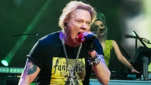 Guns N’Roses compile les plus belles chutes d’Axl Rose en concert 