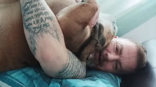 Illusion d’optique : un homme confondu avec son chien (Photo)