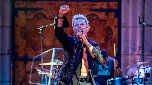 Billy Idol révèle un single inédit, "Still Dancing"