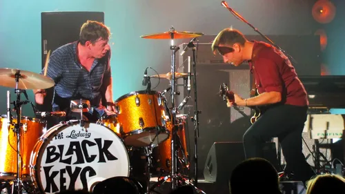 The Black Keys lâchent « Where There’s Smoke, There’s Fire », un...