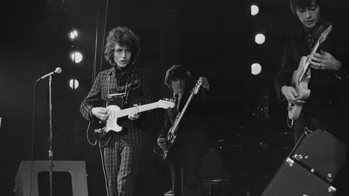 Guitares et guitaristes de légende : la Fender Stratocaster de Bob...