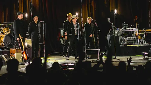 Bob Dylan remercie deux guitaristes en pleine tournée