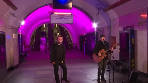 Bono et The Edge donnent un concert dans le métro de Kiev en...