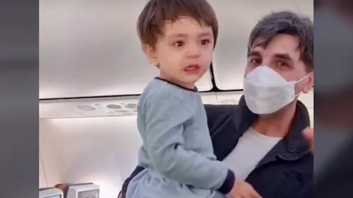 Les passagers d’un avion chantent «Baby Shark» en chœur pour calmer...