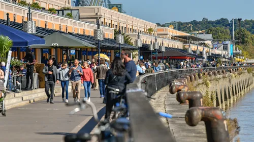 "Près de chez vous" dans les coulisses de Bord'eau Village !