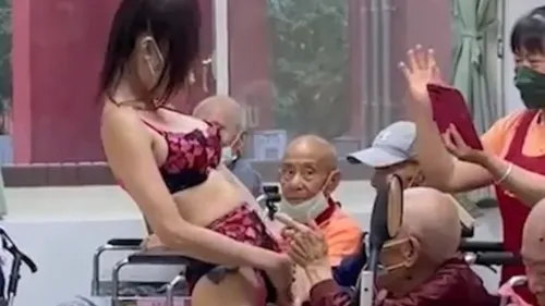 Une strip-teaseuse engagée pour faire le show dans une maison de...