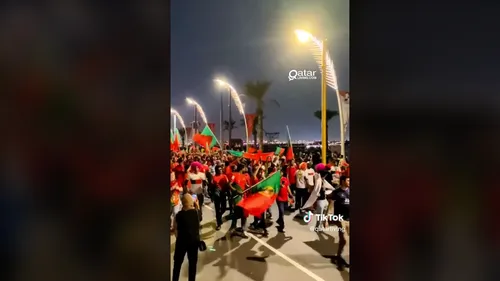 Coupe du monde au Qatar : de vrais-faux supporters dans les rues ?...