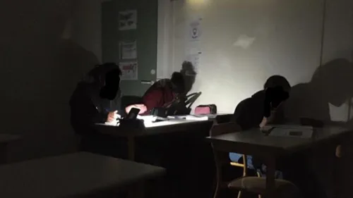 Des élèves dans le froid et le noir : un appel à des « travaux...