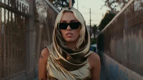 Flowers : Miley Cyrus vient-elle de signer la meilleure « revenge...