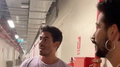 Quand Camilo fait entendre sa « voix » à un fan malentendant (vidéo)