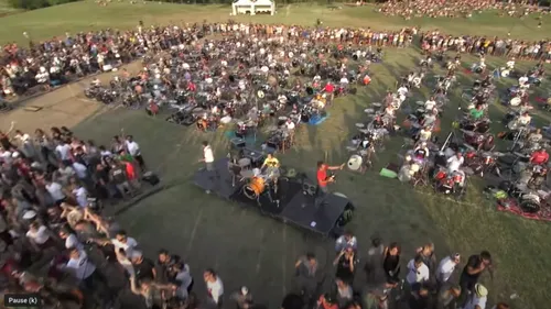 1 000 fans des Foo Fighters jouent Learn To Fly
