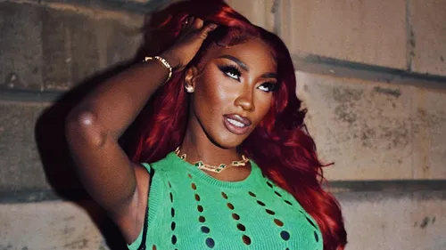 Aya Nakamura annonce la sortie de son nouvel album et une date au...