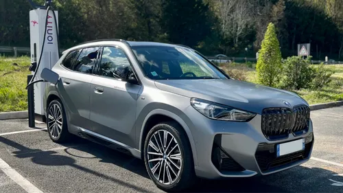 Avec la BMW iX1, la recharge n’est plus un casse-tête