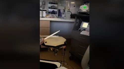 Travis Barker joue de la batterie au rythme des battements du cœur...
