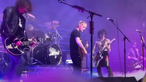 Ed Sheeran surprend le public en assurant la 1e partie du concert...