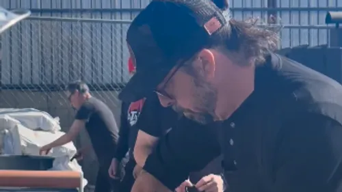 Pendant le Superbowl, Dave Grohl préfère faire sa b.a
