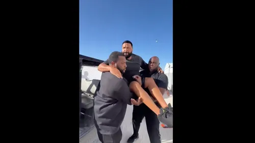 DJ Khaled ne veut pas salir ses chaussures, et il le montre