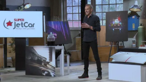 SuperJetCar : un concept écologique dans une ambiance boite de nuit...