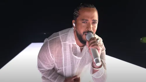 Eurovision 2024 : Slimane chante "Mon amour" sur scène lors des...