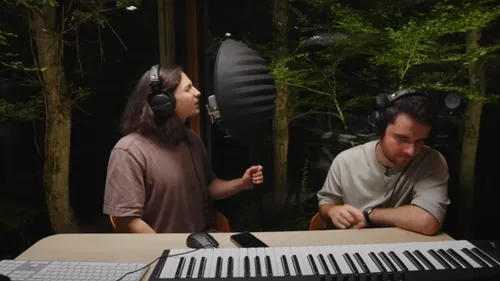 Petit Biscuit s'associe au youtubeur Amixem et sort un hit en 24...