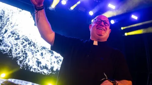 Un prêtre portugais devient DJ et enflamme les dance floors !