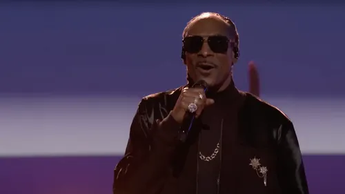 Regardez Snoop Dogg interpréter « Another Part Of Me » avec Sting