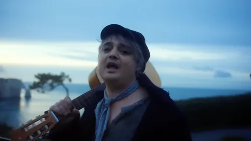 Pete Doherty de retour en douceur avec un nouveau single,...