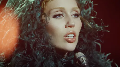 « Something Beautiful », le nouvel album de Miley Cyrus est sorti