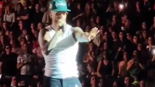 (vidéo) Maluma arrête son concert et interpelle une jeune maman