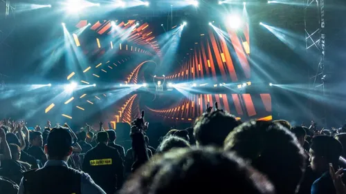 Une rave hardcore s'installe près de Paris !