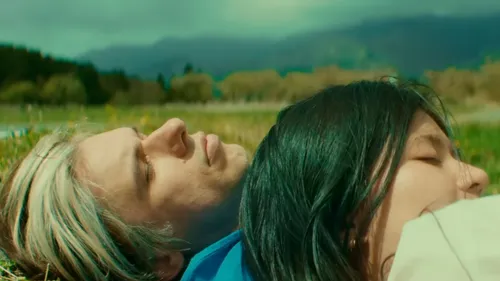 "Ailleurs" : découvrez le nouveau clip d'Orelsan ! 