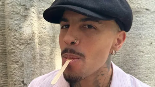 "Besito en el frente" le nouveau clip original de Rauw Alejandro.