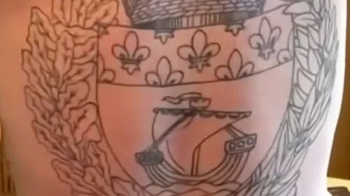 Jesse Hughes dévoile un tatouage hommage pour les 10 ans du...