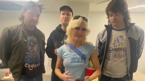 Son concert annulé à la dernière minute, ce groupe paye la tournée...