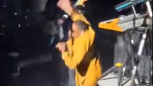 (vidéo) Lloyd rate son "signature slide" et chute sur scène 