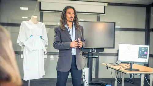 Il crée la première blouse gynécologique pensée pour protéger la...
